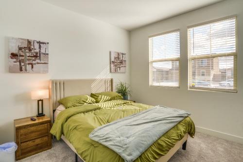 格伦代尔Newly Built Glendale Home 5 Mi to Westgate!的一间卧室配有一张带绿色棉被的床