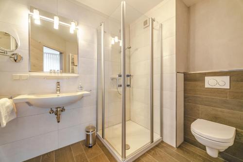 维林根Haus Kieferneck的带淋浴、盥洗盆和卫生间的浴室