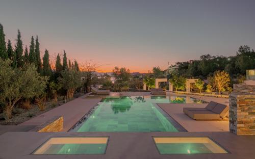 科林斯Elia Cove Luxury Villa with private Grand Pool的一座享有日落美景的大型游泳池