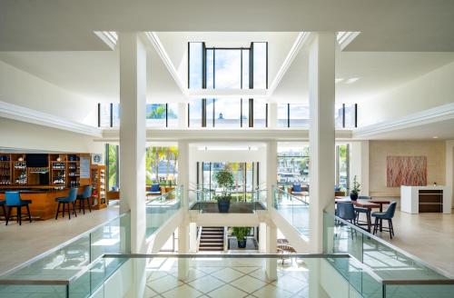 萨拉索塔Hyatt Regency Sarasota的开放式大堂设有玻璃地板和桌椅