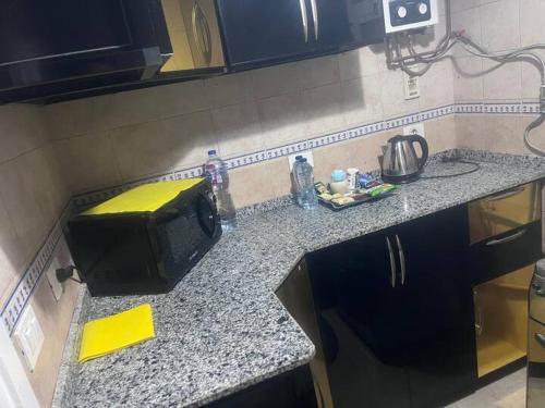 MadinatyMadinaty Kian Al Deafah , New Cairo مدينتي的厨房台面上配有微波炉