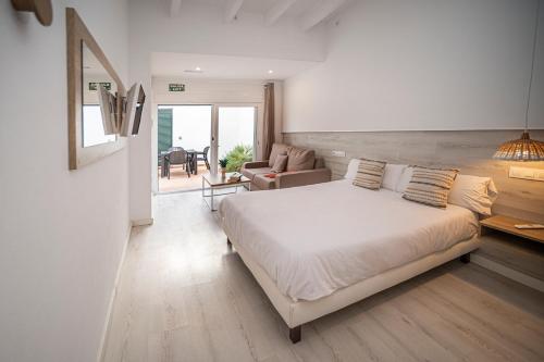 休达德亚Xubec - Albergue Juvenil的一间卧室设有一张床和一间客厅。
