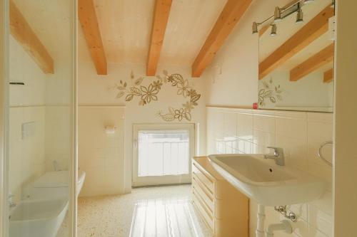 科莫卡萨迪玛利亚旅馆的一间带水槽、卫生间和淋浴的浴室