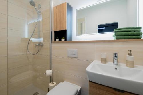 诺伊斯Jade&Jabo - Moderne möblierte Serviced Apartments - Düsseldorf-Neuss的一间带水槽、卫生间和淋浴的浴室