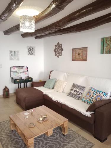MunébregaAlma Mudéjar Casa Rural的带沙发和咖啡桌的客厅