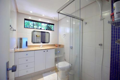 巴西利亚Chalé Lago Norte的一间带卫生间和玻璃淋浴间的浴室