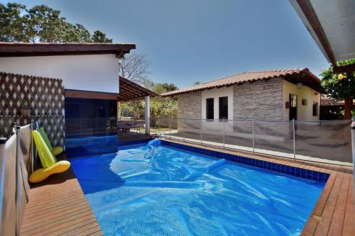 巴西利亚Chalé Lago Norte的一个带滑梯和房子的游泳池