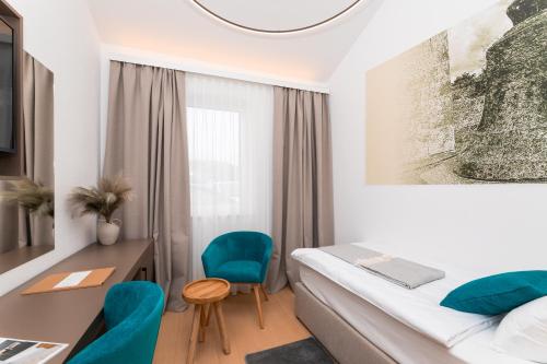 Donji HumacHotel Sveta Ana的酒店客房,配有一张床、一张桌子和椅子