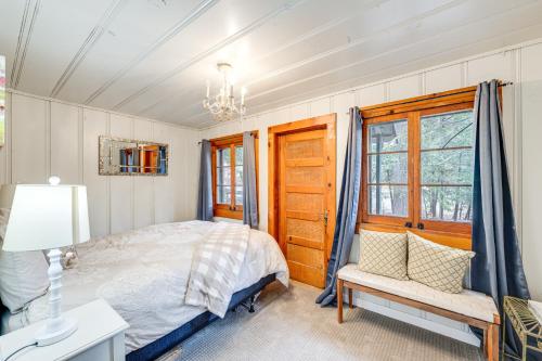巴斯莱克Serene Bass Lake Cabin Near Shopping and Dining!的一间卧室配有一张床、一张书桌和一个窗户。