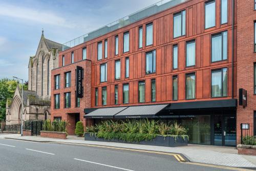 切斯特Hotel Indigo - Chester, an IHG Hotel的城市街道上的红砖建筑