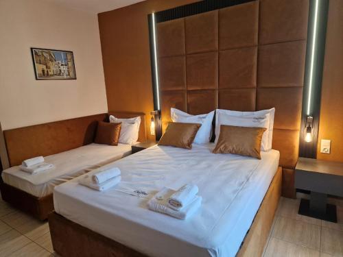 艾斯普罗瓦塔戴尔菲尼公寓式酒店的酒店客房,配有两张带毛巾的床