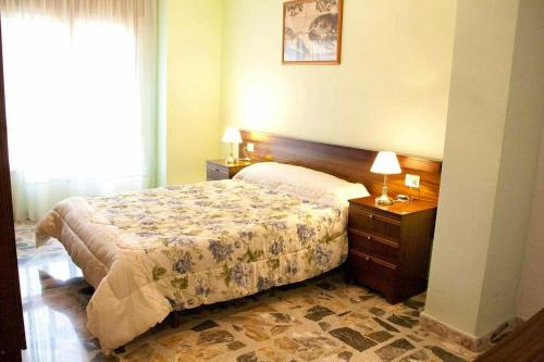 Munébrega4 bedrooms appartement with wifi at Munebrega的一间卧室配有一张床和一个带两盏灯的梳妆台。