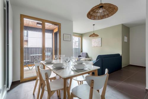 里昂Suite Croix-Rousse : T3 avec patio !的一间配备有白色桌椅的用餐室