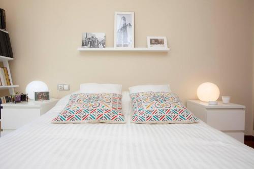瓦伦西亚One bedroom apartement with wifi at Mislata的卧室配有白色的床和2个枕头