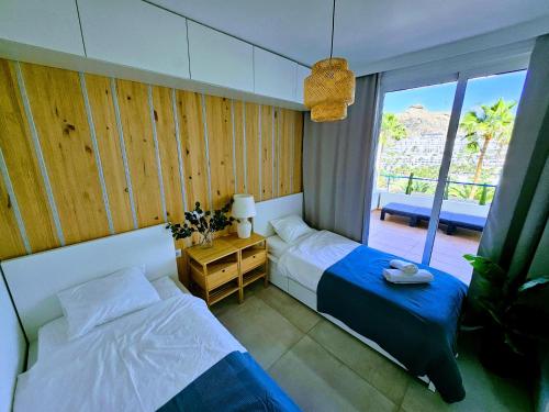 库拉海滩Ocean & Pool view apartament的一间卧室设有两张床和窗户。