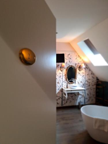 LasneChambres d'hôtes - Au Clos d'Amande的一间带水槽和镜子的浴室