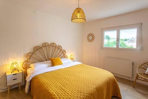 亚眠Appartement d'une chambre avec wifi a Amiens的一间卧室配有一张带黄色毯子的大床