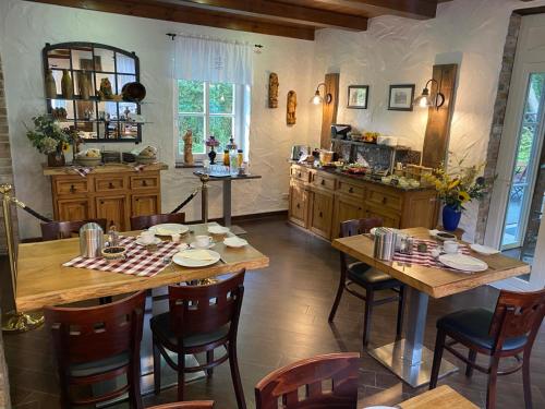 KaupenFerienhof Bludnik的带木桌和椅子的厨房以及带柜台的厨房。