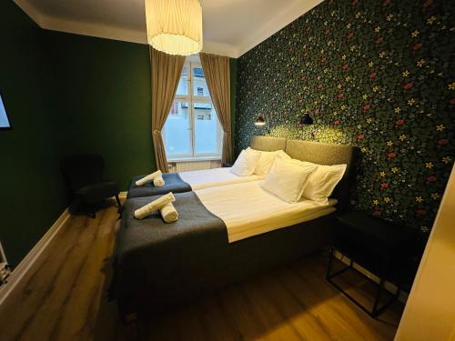 诺尔雪平Vattengrändens Vandrarhem & Hotel的卧室里设有一张床,上面有一只动物