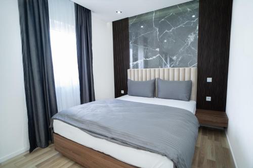 拉克塔希Apartmani Mila的一间卧室配有一张带蓝色枕头的大床