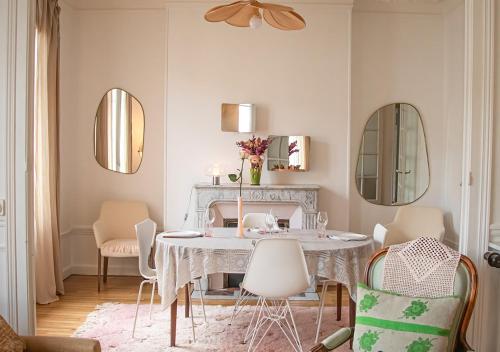 兰斯Rare! Magnifique appartement - Vue Cathédrale的一间带桌椅和镜子的用餐室