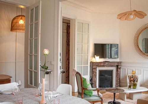 兰斯Rare! Magnifique appartement - Vue Cathédrale的客厅配有桌子和壁炉