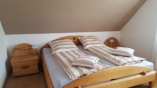 埃姆登Haus Nordsee的一间卧室配有两张带枕头的床。