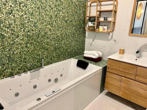 维勒班LuxeZen - SPA的带浴缸和盥洗盆的浴室