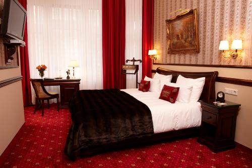 杜塞尔多夫Hotel Villa Achenbach的一间卧室配有一张床、一张桌子和一张书桌