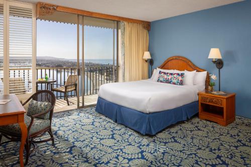 圣地亚哥卡塔马兰Spa度假酒店的酒店客房设有一张床和一个阳台。