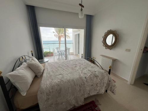 HibounMahdia vue sur mer 2的一间卧室设有一张床,享有海景