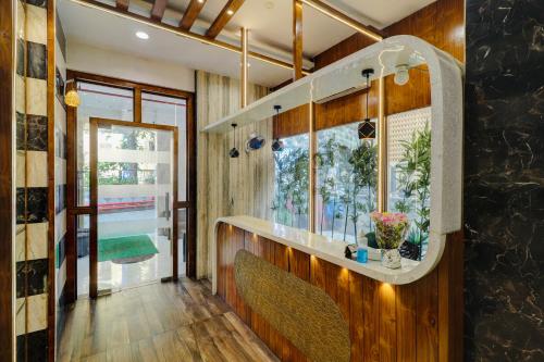 孟买Home2 Studio Apartments的一间带水槽和窗户的浴室