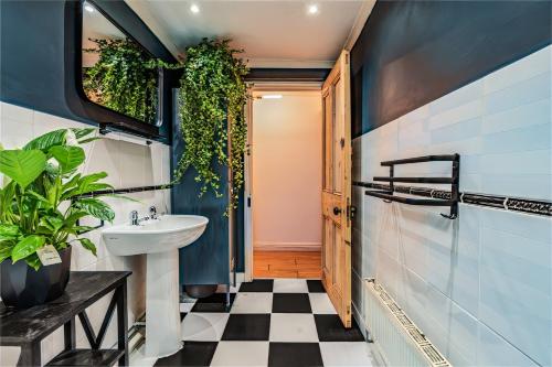 布里斯托Chic Victorian Basement Flat的浴室铺有黑白格子地板。