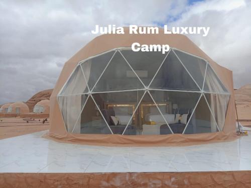 瓦迪拉姆Julia Rum Luxury Camp的沙漠中的帐篷,用朱利叶斯的话经营豪华营地