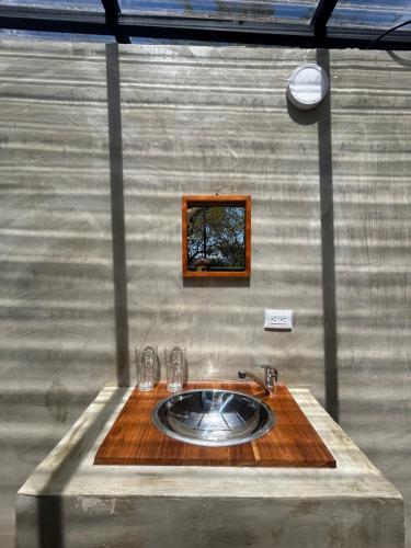 塔马林多Pyramid Tamarindo的客房内的盥洗盆浴室