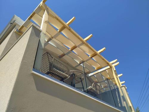 奈德里Olivar del Mar的建筑中带金属栏杆的阳台