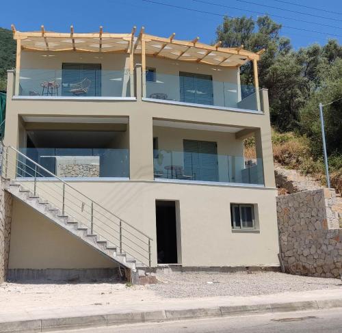 奈德里Olivar del Mar的前面有楼梯的房子