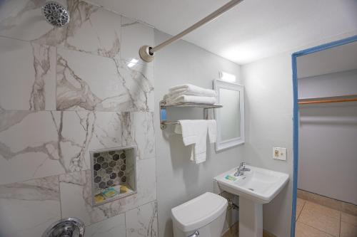 Merritt IslandAladdin Motel By OYO Merritt Island的白色的浴室设有水槽和卫生间。