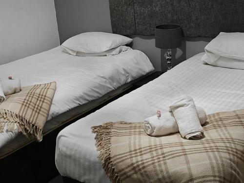 TuxfordThe Fountain Hotel的卧室内的两张床,配有毛巾