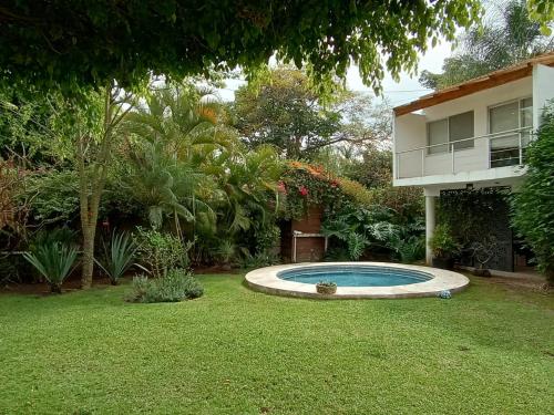 库埃纳瓦卡COLIVING的房屋前带游泳池的院子