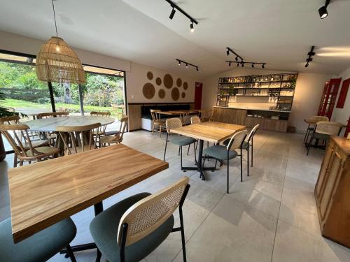 萨兰托La Cabaña Ecohotel - Valle del Cocora的用餐室配有木桌和椅子