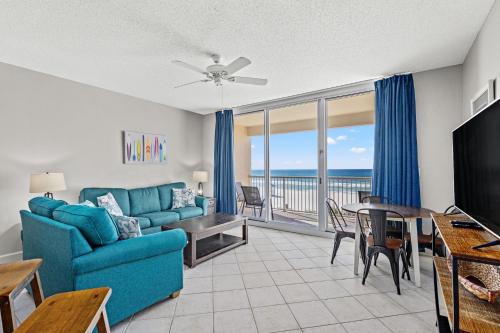 巴拿马城海滩Majestic Beach Resort, Panama City Beach, Fl的客厅设有蓝色的沙发和美景餐桌。