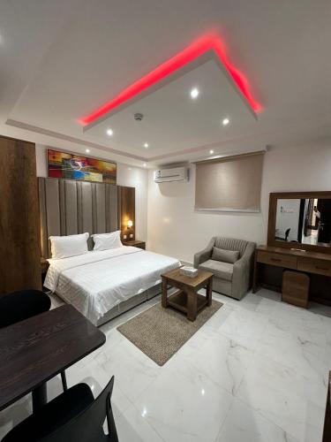 利雅德ليوان الريان للشقق المخدومة Liwan Al-Rayyan for serviced apartments的酒店客房,设有床铺和红灯