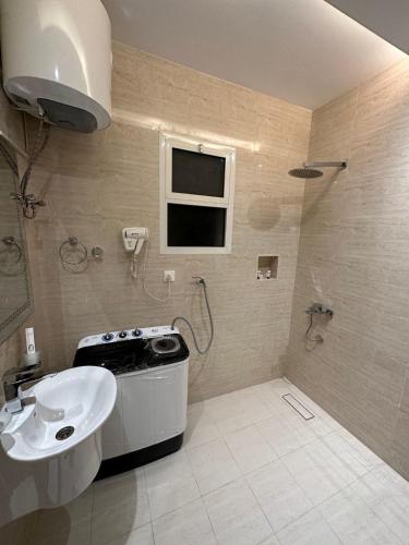 利雅德ليوان الريان للشقق المخدومة Liwan Al-Rayyan for serviced apartments的一间带水槽、卫生间和淋浴的浴室