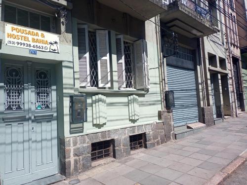 阿雷格里港Hostel Bahia的街上有蓝色门的建筑