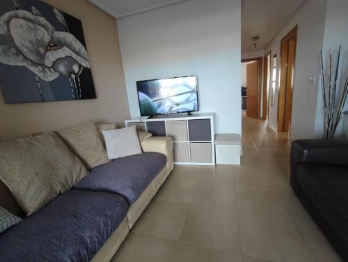 穆尔西亚Hacienda Riquelme Golf Resort Ground Floor Apartment Sucina Murcia的带沙发和平面电视的客厅