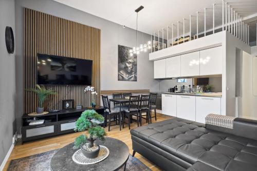 奥斯陆Spacious & stylish apartment in Oslo - Supercentral的客厅以及带沙发和桌子的厨房。