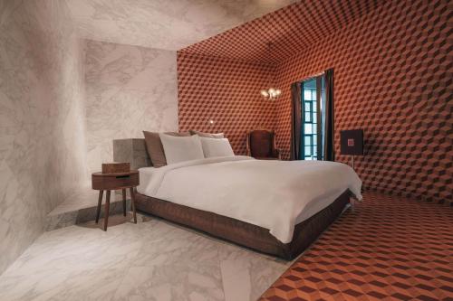 首尔首尔江南精品酒店的一间卧室设有一张大床和一个窗户。
