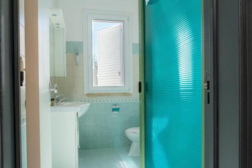 圣凯撒利亚温泉Hotel Le Macine的一间带卫生间和玻璃淋浴间的浴室