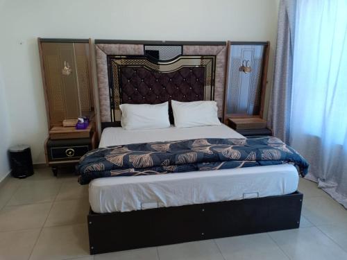 阿吉曼22 R1 Luxury Master Room in a 4-bedroom apartment with attached washroom and fantastic city view ### 22 R1 غرفة ماستر فاخرة في شقة مكونة من 4 غرف نوم مع حمام ملحق وإطلالة رائعة على المدينة ###的一间卧室配有一张大床和木制床头板